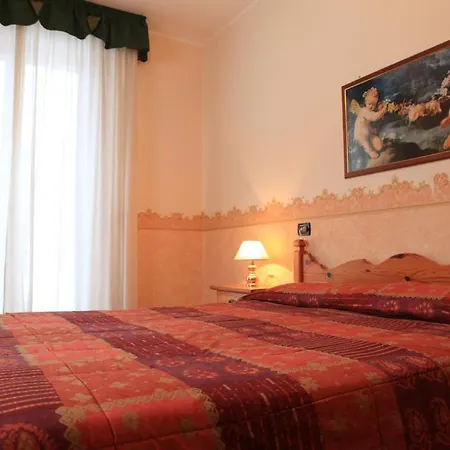 מלון Hotel Centrale 3*